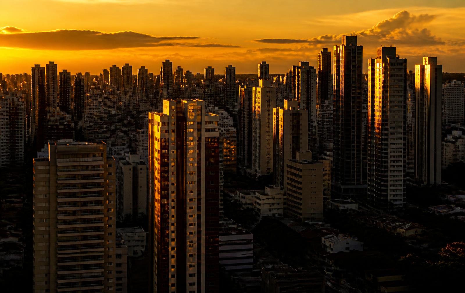 Skyline de torres residenciais ao entardecer